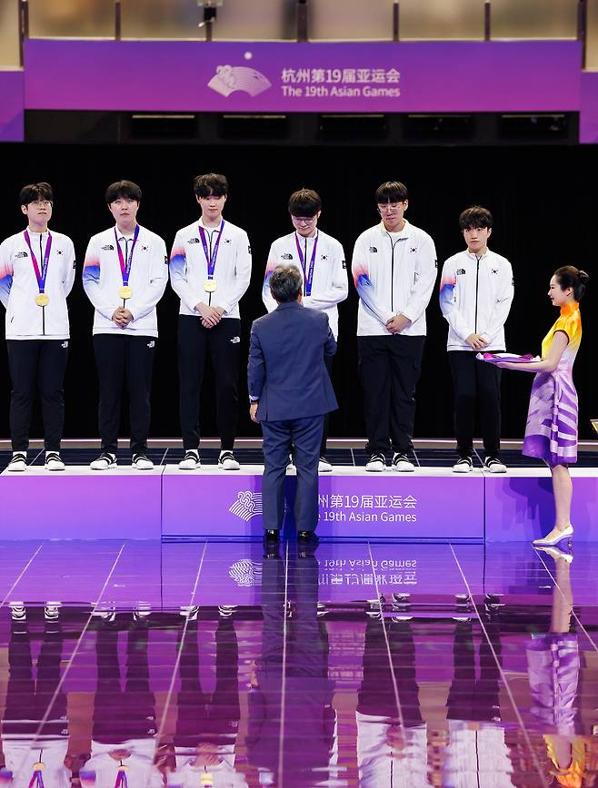 '페이커' 이상혁이 이기흥 대한체육회장으로부터 금메달을 받고 있다.(cr：@一村那点事儿)