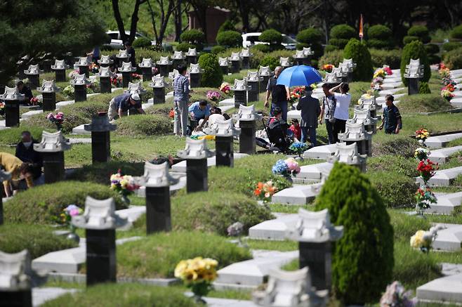 지난 24일 인천 부평구 인천가족공원을 찾은 시민들이 성묘를 하고 있다. (사진 = 뉴시스)