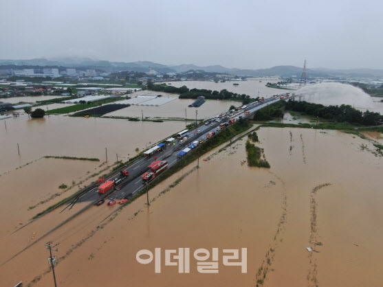 미호강 범람으로 다수의 사상자가 발생한 충북 청주시 흥덕구 오송읍 궁평2지하차도 진입도로에서 소방당국이 구조 작업을 벌이고 있다.(사진=뉴시스)