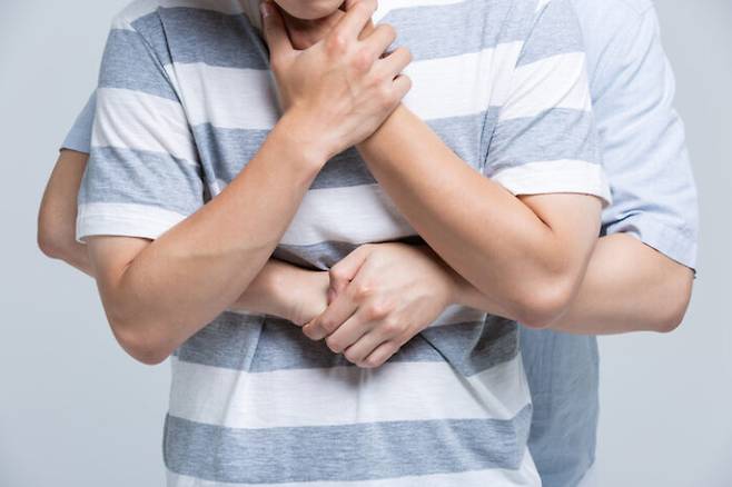 음식물을 먹다가 기도가 막힌  사람에게 하임리히법을 시도할 경우 환자를 뒤에서 감싸듯 안고 배 부위를 밀쳐 올리기를 시행해야 한다. [사진=게티이미지뱅크]