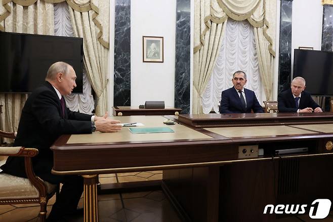 블라디미르 푸틴 러시아 대통령이 용병조직 바그너그룹의 고위급 인사 안드레이 트로셰프(가장 오른쪽 인물)와 우크라이나 전쟁에 관해 논의하고 있다. 2023.09.29/뉴스1 ⓒ 로이터=뉴스1 ⓒ News1 김민수 기자