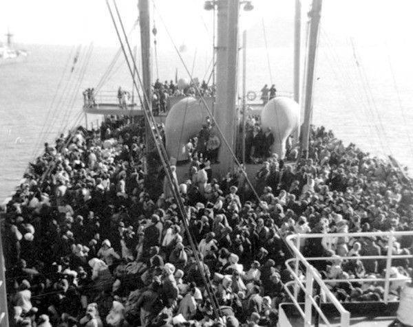 1950년 12월 흥남항에서 메러디스 빅토리호에 탄 북한 주민들.