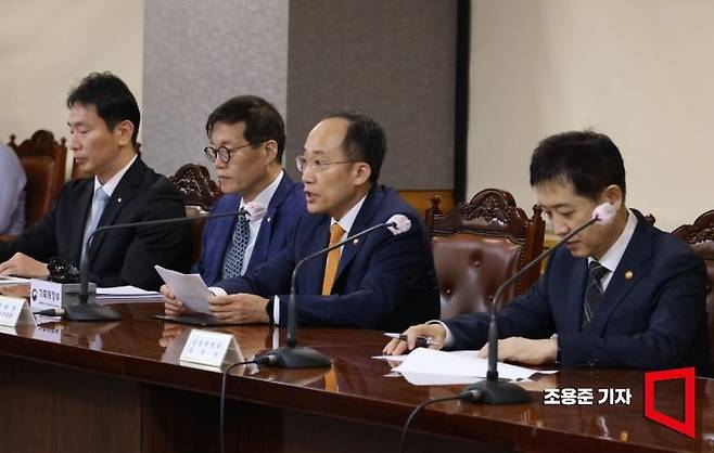 추경호 부총리 겸 기획재정부 장관과 이창용 한국은행 총재, 김주현 금융위원장, 이복현 금융감독원장이 21일 서울 중구 명동 은행회관에서 열린 비상거시경제금융회의에 참석해 이야기를 나누고 있다. 사진=조용준 기자 jun21@