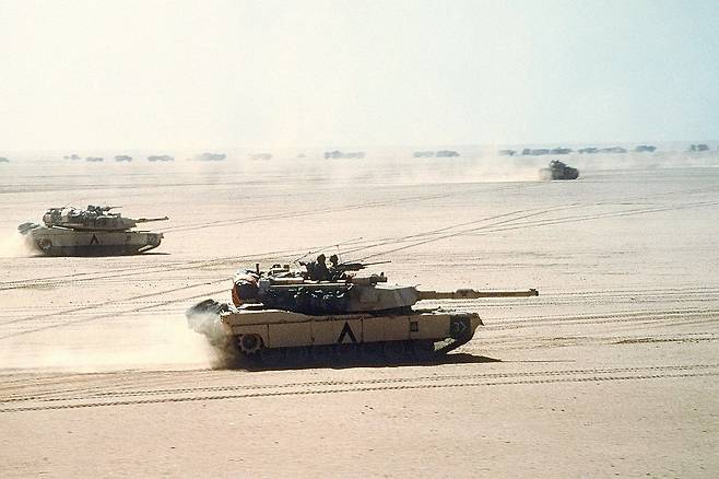 2003년 이라크 침공 때, 미군의 대규모 기갑부대는 사막을 가로질러 달리며, 이라크의 러시아제 전차들을 파괴했다./위키피디아