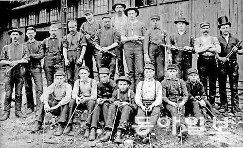 1892년 앤드루 카네기 철강 회사에서 벌어진 홈스테드 철강 파업에 참여한 근로자들. 위키피디아
