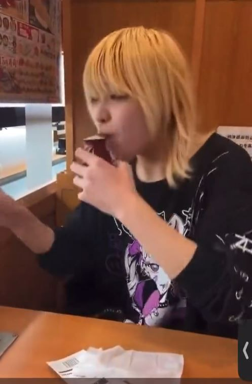 일본 회전초밥 식당에서 한 소년이 초밥에 침을 묻히고 있는 모습. [사진=트위터]