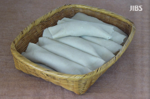 빙떡(사진, 『제주인의 지혜와 맛 전향토음식』, 제주특별자치도, 2012)