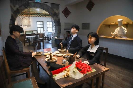 개항장이 있는 인천 중구에는 오랜 역사를 자랑하는 음식점이 많다. 하여 사람들은 추억을 맛보러 인천을 찾는다. 사진은 차이나타운에 있는 짜장면박물관 내부. 인천은 짜장면이 탄생한 도시다.