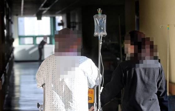 ″암 수술을 받은 후에 운동을 하고 싶은데 상태가 악화될까봐 겁이 난다″고 말하는 환자들이 있다. 하지만 운동은 암과 싸우는 그들에게 필수불가결한 것이다. 걷기와 맨손체조를 비롯해 빠른 걸음과 실내자전거, 스텝퍼 등은 암 환자들에게 강력한 무기가 되어 준다. [중앙포토]