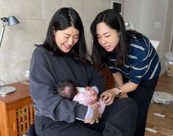 지난 28일 라니 출산 후 처음으로 온식구가 추석 명절을 보내고 있다. 왼쪽부터 김규진씨·라니·김세연씨. 사진 김규진씨 제공