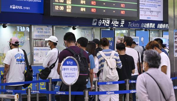 추석 연휴 부산역에서 명절을 함께 보낸 가족들이 작별 인사를 나누고 귀경길에 나서고 있다. 이원준 기자/windstorm@