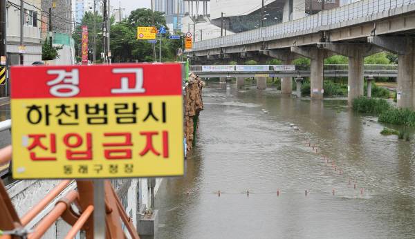 부산 동래구 온천천시민공원 일대가 빗물로 불어나 잠겨있다. 국제신문DB