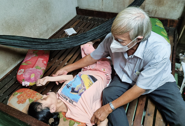 베트남 호찌민시에 살고 있는 참전 군인과 그의 딸이 고엽제로 인한 후유증으로 힘겨운 삶을 살고 있다. 윤현서기자