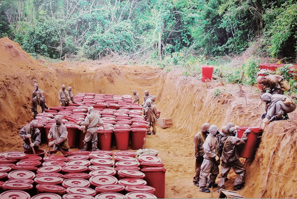 미군이 2017년 베트남에서 자신들이 뿌린 독성물질을 처리하는 모습. 호찌민 전쟁박물관 제공