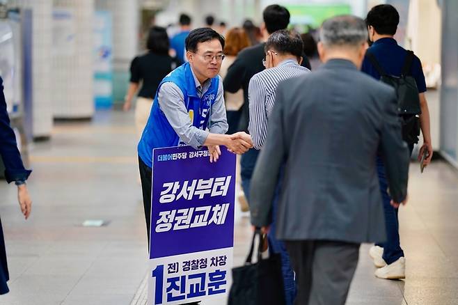 진교훈 더불어민주당 강서구청장 후보가 구민들과 인사를 하고 있다. [사진 제공 = 진교훈 캠프]