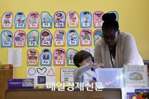 28일(현지시간) 미 코네티컷주 브릿지포트에서 헤드스타트 프로그램에 참여하고 있는 한 유치원에서 교사와 어린이라 활동을 하고 있다. 연방정부가 셧다운되면 이 보육시설은 문을 닫게 된다.  <사진=AP연합>