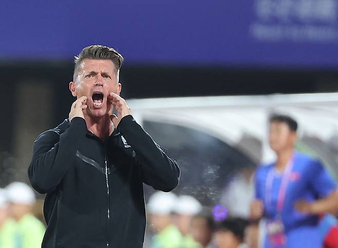 30일 중국 원저우 스포츠센터 스타디움에서 열린 2022 항저우 아시안게임 여자축구 8강전 한국과 북한의 경기. 콜린 벨 감독 대한민국 감독이 선수들에게 지시하고 있다.  연합뉴스