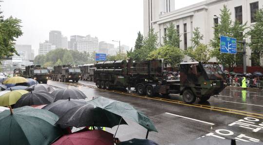건군 75주년 국군의 날 기념행사일인 지난 26일 오후 서울 중구 세종대로에서 열린 시가행진에서 장거리 지대공미사일 lL-SAM이  행진하고 있다. 요격고도 40∼100㎞, 유효사거리가 130㎞이동식 발사차량 바퀴가 6축 12륜(바퀴 12개)인 것이 눈에 띈다. 연합뉴스