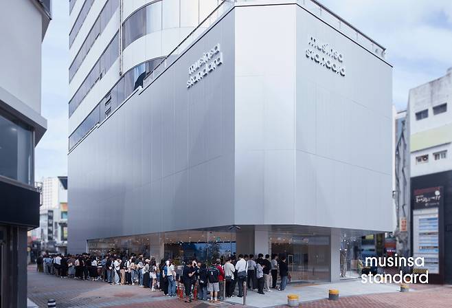 지난 9월 22일 무신사 스탠다드 동성로 그랜드 오픈 당일 매장 앞에 늘어선 오픈런 행렬. [무신사 ⓒ]