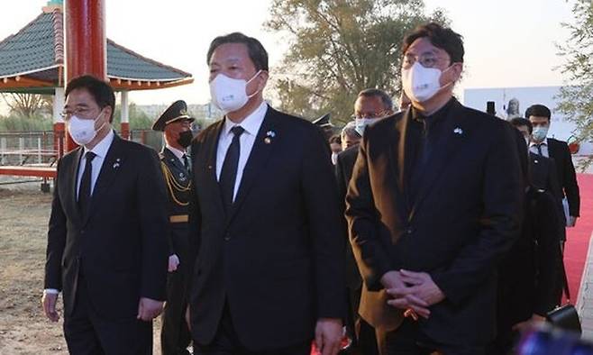 2021년 8월14일 ‘홍범도 장군 유해봉환 대통령 특사단’ 황기철 단장(국가보훈처장)과 더불어민주당 우원식 의원, 배우 조진웅 등이 카자흐스탄 크즐오르다 홍범도 장군 묘역에서 열린 추모식을 마친 뒤 묵념하고 있다. 연합뉴스