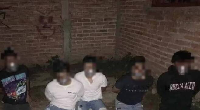 사진=실종 후 SNS에 돌기 시작한 사진. 5명 친구들이 납치돼 무릎을 꿇고 앉아 있다