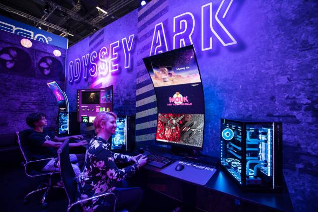 독일 쾰른에서 개최되는 게임스컴 2022 삼성 전시장 '오디세이 시티'에서 삼성전자 모델이 '오디세이 아크'를 소개하고 있다. 사진 제공=삼성전자