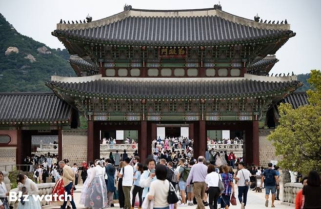 추석 명절연휴를 사흘 앞둔 25일 서울 경복궁에 많은 관광객 인파가 몰리고 있다./사진=이명근 기자 qwe123@