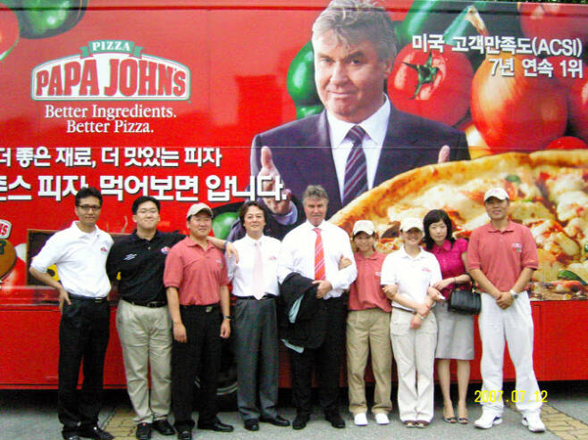 서창우 한국파파존스 회장(왼쪽에서 네번째)과 히딩크 감독이 2007년 7월에 충주 성심맹아원에 1호 드림필드 개장식을 한 직후 함께 사진을 촬영했다. (사진=출판사 여백)
