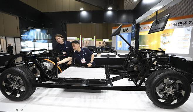 자동차 하부에 설치된 배터리팩. (사진=뉴시스)