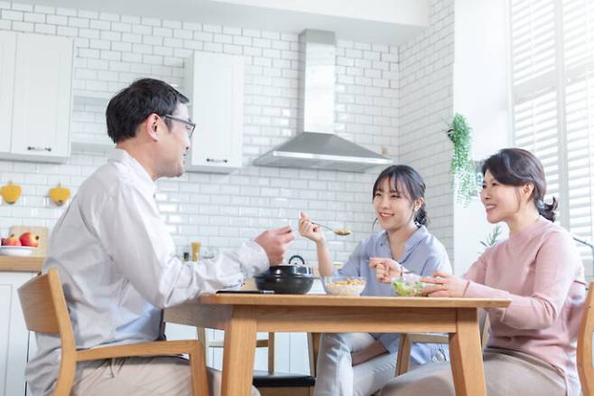 건강에 좋은 음식을, 좋은 사람과 함께, 즐거운 마음으로, 맛있게 먹는 게 중요하다. 염증을 누그러뜨리는 데 큰 도움이 된다.[사진=게티이미지뱅크]