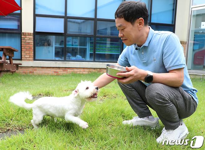 김기현 농업연구사가 전북 완주군 농촌진흥청 국립축산과학원에서 실험견과 교감을 나누고 있다. ⓒ News1 유경석 기자