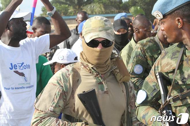 16일(현지시간) 중앙아프리카 방기 지역에서 포스탱 아르상쥬 투아데라 중앙아프리카공화국 대통령 주변에 있는 바그너 그룹 용병들이 목격됐다. 2023.07.18 ⓒ 로이터=뉴스1 ⓒ News1 정지윤 기자