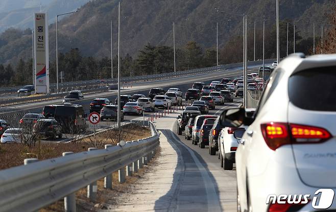 주차장을 방불케하는 서울양양고속도로.(뉴스1 DB)