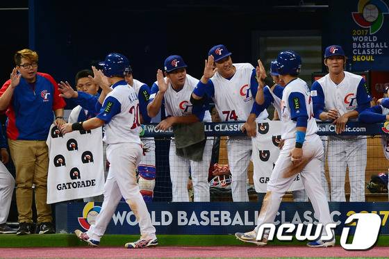 9일 오후 서울 구로구 고척스카이돔에서 열린 2017년 월드베이스볼클래식(WBC) 1라운드 한국과 대만의 경기에서 2회말 2사 만루 상황 대만 후친룽의 안타때 득점에 성공한 천용지, 린쿤션이 동료들과 기뻐하고 있다. 2017.3.9/뉴스1 ⓒ News1 임세영 기자