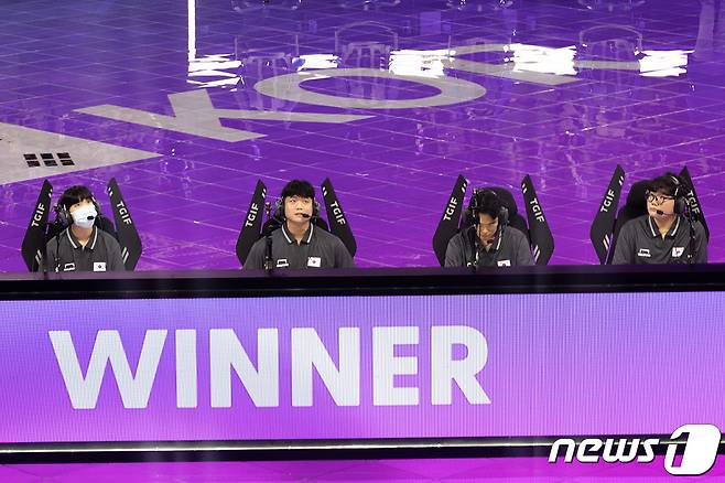 배틀그라운드 모바일 국가대표 선수들이 항저우 e스포츠 주경기장에서 1라운드 경기를 마친 모습. 이날 선수들은 A조 1위로 결승전에 직행했다. 2023.9.30/ⓒ공동취재단