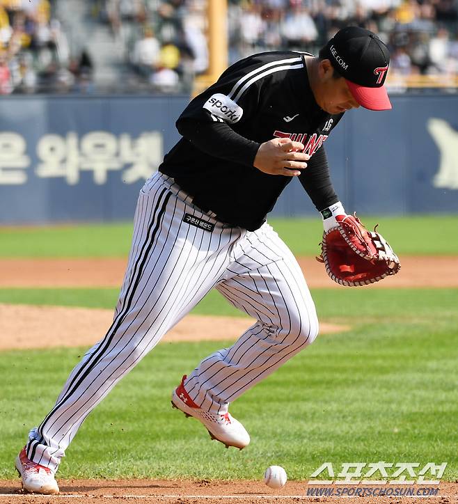 선상으로 흐르는 타구를 따라가는 1루수 김현수.