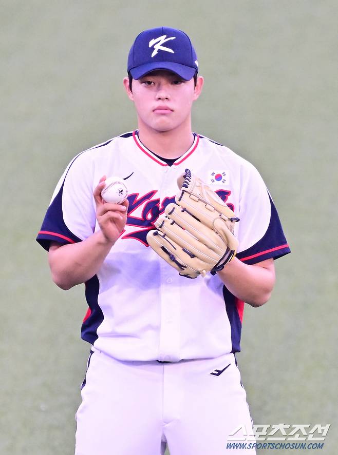 29일 오후 류중일 감독이 이끄는 항저우아시안게임 야구대표팀이 중국 항저우 샤오싱의 야구체육문화센터에서 훈련을 했다. 캐치볼로 몸을 풀고 있는 문동주. 항저우(중국)=송정헌 기자songs@sportschosun.com/2023.09.29/