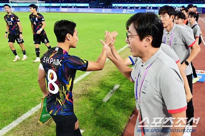 남자 축구대표팀이 1일 오후 중국 항저우 황룽스포츠센터에서 항저우아시안게임 중국과 16강 경기를 펼쳤다. 경기 전 선수들과 하이파이브를 나누고 있는 황선홍 감독. 항저우(중국)=송정헌 기자songs@sportschosun.com/2023.10.01/