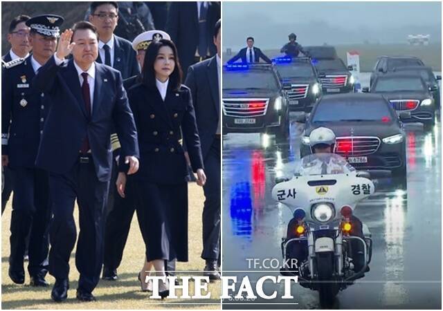 윤 대통령 부부는 지난해 진행된 기념식에서는 맑은 날씨를 만끽하며 도보로 사열대까지 이동했다. 반면 우천 속에서 진행된 올해 기념식에서는 전용 차량을 타고 사열대로 이동했다. / 뉴시스. KBS 유튜브