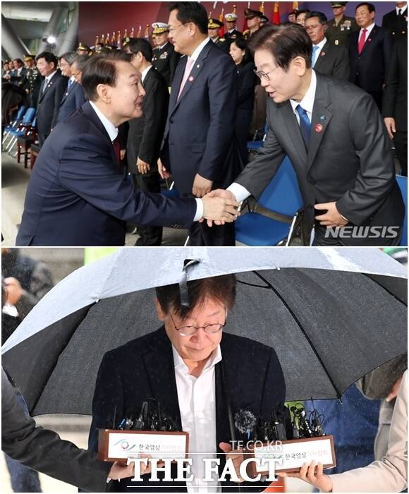 위쪽 사진은 지난해 기념식에서 악수하는 윤석열 대통령과 이재명 더불어민주당 대표. 아래쪽은 26일 오전 영장실질심사를 받기 위해 서울지방법원에 출석하는 이 대표. / 뉴시스, 박헌우 기자