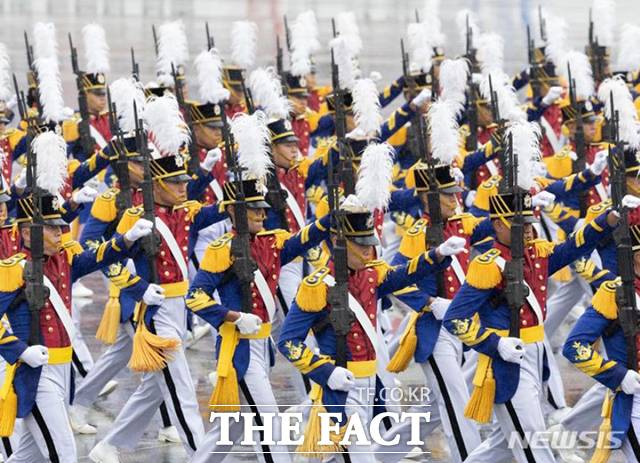 홍범도 흉상 철거 문제를 두고 이념 논쟁이 뜨거운 상황에서 예복을 착용한 육사 생도들은 차분한 분위기로 도보부대 분열에 참여했다. / 뉴시스