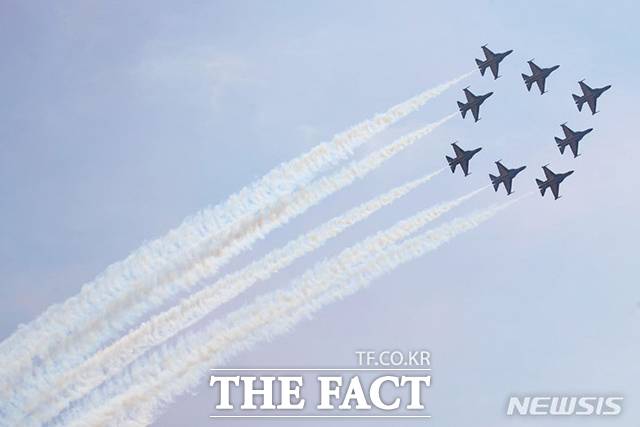 아쉽게도 기상 문제로 시계가 확보되지 않아 블랙이글스 공연과 집단·고공강하 시연, 아파치 가디언 부대 전술 비행, 공중전력 분열 등은 진행되지 않았다. 사진은 지난해 기념식에서 화려한 퍼포먼스를 펼치는 블랙이글스. / 뉴시스