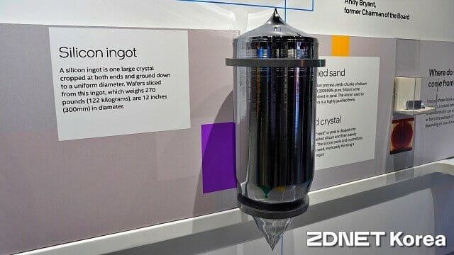 인텔 뮤지엄 안에 전시된 실리콘 잉곳. 지름 300mm, 무게 122kg에 달한다. (사진=지디넷코리아)