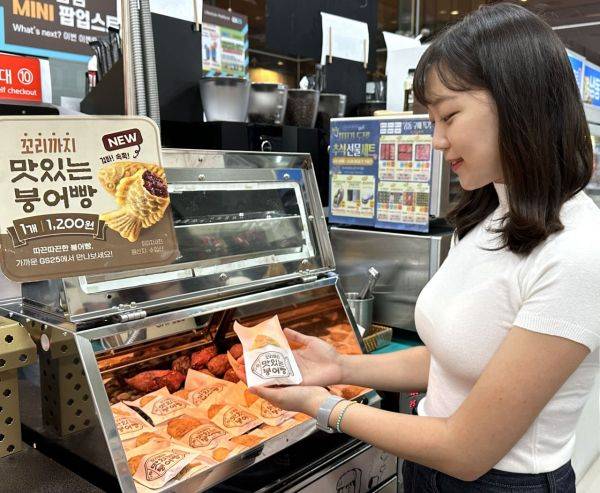 GS25에서 소비자가 즉석 붕어빵을 고르고 있다[사진제공=GS리테일].