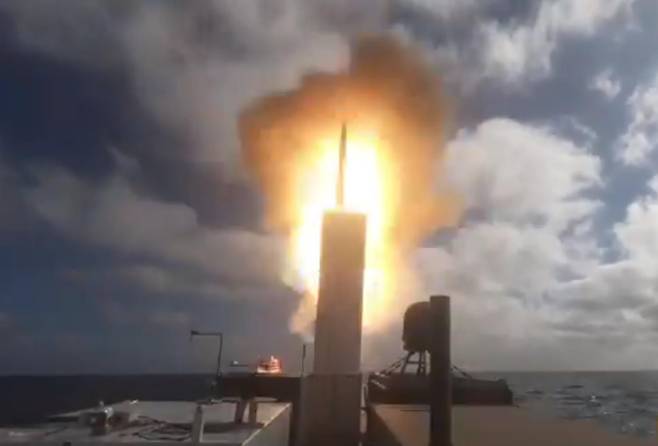 2021년9월 미 해군 드론 함정 레인저호가 SM-6 요격 미사일을 발사하는 모습. /미 국방부