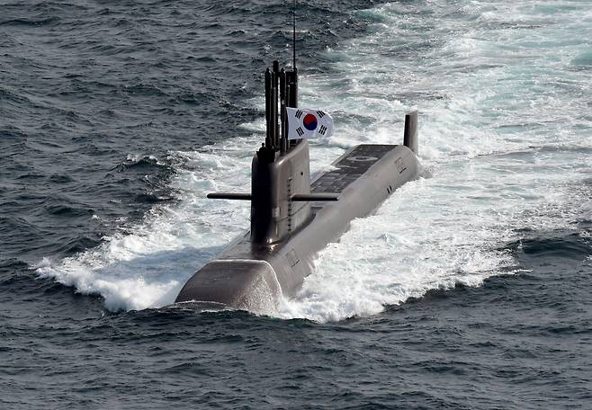 한화오션의 국내 최초 3000t급 잠수함인 도산안창호함이 항해하는 모습. 한화오션은 도산안창호함 개발 지연으로 약 948억원의 지체상금을 부과받았다. /방위사업청
