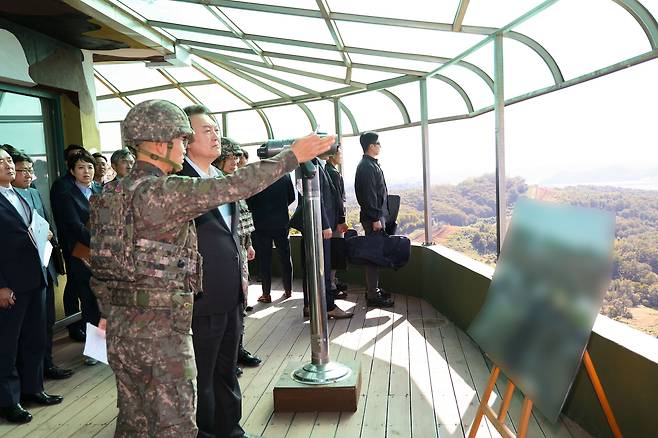 윤석열 대통령이 국군의날인 1일 경기도 연천군 육군 제25사단 상승전망대를 찾아 최성진 25사단장으로부터 설명을 듣고 있다./연합뉴스