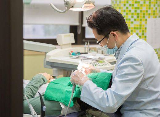 서울 마포구의 한 치과에서 의사가 진료하는 모습. /조선일보DB