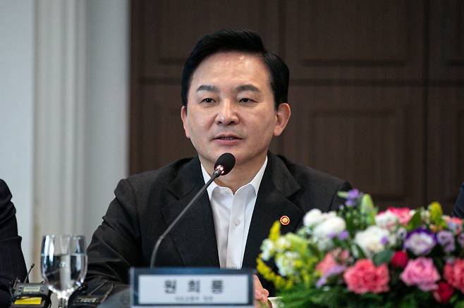 원희룡 국토교통부 장관은 21일 서울 중구 프레스센터에서 열린 한국신문방송편집인협회 초청 토론회에서 “국토 균형 발전을 위해 국토 이용 방식에 근본적인 대전환이 필요하다”며 “농산어촌 주택에 대해 ‘1가구 1주택’ 규제를 풀자”고 제안했다. 사진은 원 장관이 토론회에 앞선 모두발언을 하는 모습이다. 뉴스1