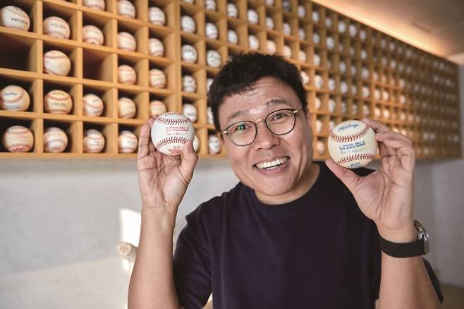정 강사는 노래 부르기 외에도 야구 보기가 취미이다. 사진에서 정 강사가 들고 있는 야구공은 1970, 80년대 미국 메이저리그에서 사용됐던 공으로 가장 아끼는 것들이라고 한다. 수학동아 제공